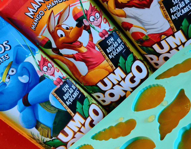 Verschillende vormen zelfgemaakte gummies met Um Bongo vruchtensap en kokosmelk. Leuk voor kinderen.