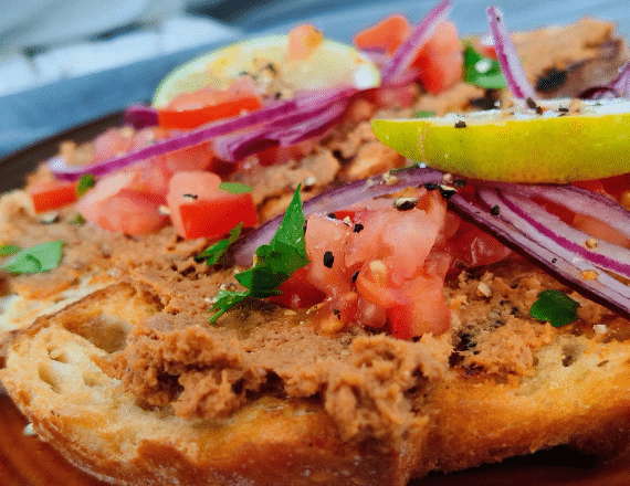 Recept voor een Portugees Broodje Sardinepaté met GUDIS pate de sardinha.