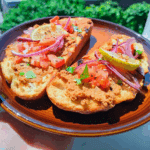 Portugees broodje sardinepaté met GUDIS vispaté, geroosterd brood en piri piri olie