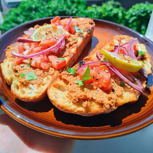 Portugees broodje sardinepaté met GUDIS vispaté, geroosterd brood en piri piri olie
