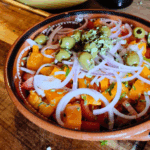 Portugese tomatensalade met knoflookolijfjes en zelfgemaakte croutons – zomers gerecht