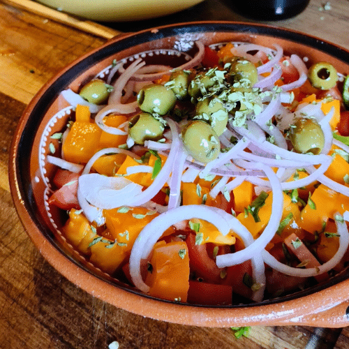 Portugese tomatensalade met knoflookolijfjes en zelfgemaakte croutons – zomers gerecht