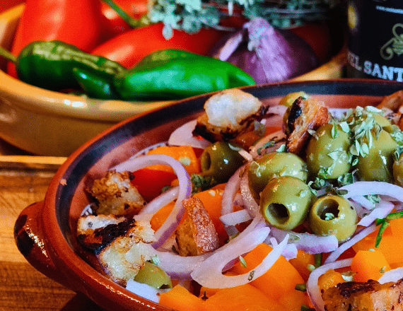Portugese tomatensalade op schaal – zomerse salade met croutons van oud brood