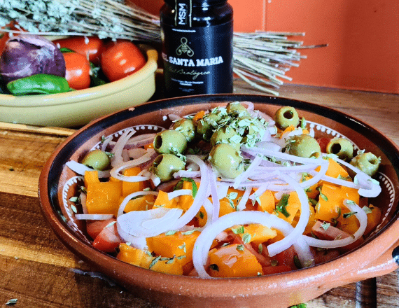 Portugese zomerse salade met olijfolie, ui en oregano – eenvoudig en smaakvol
